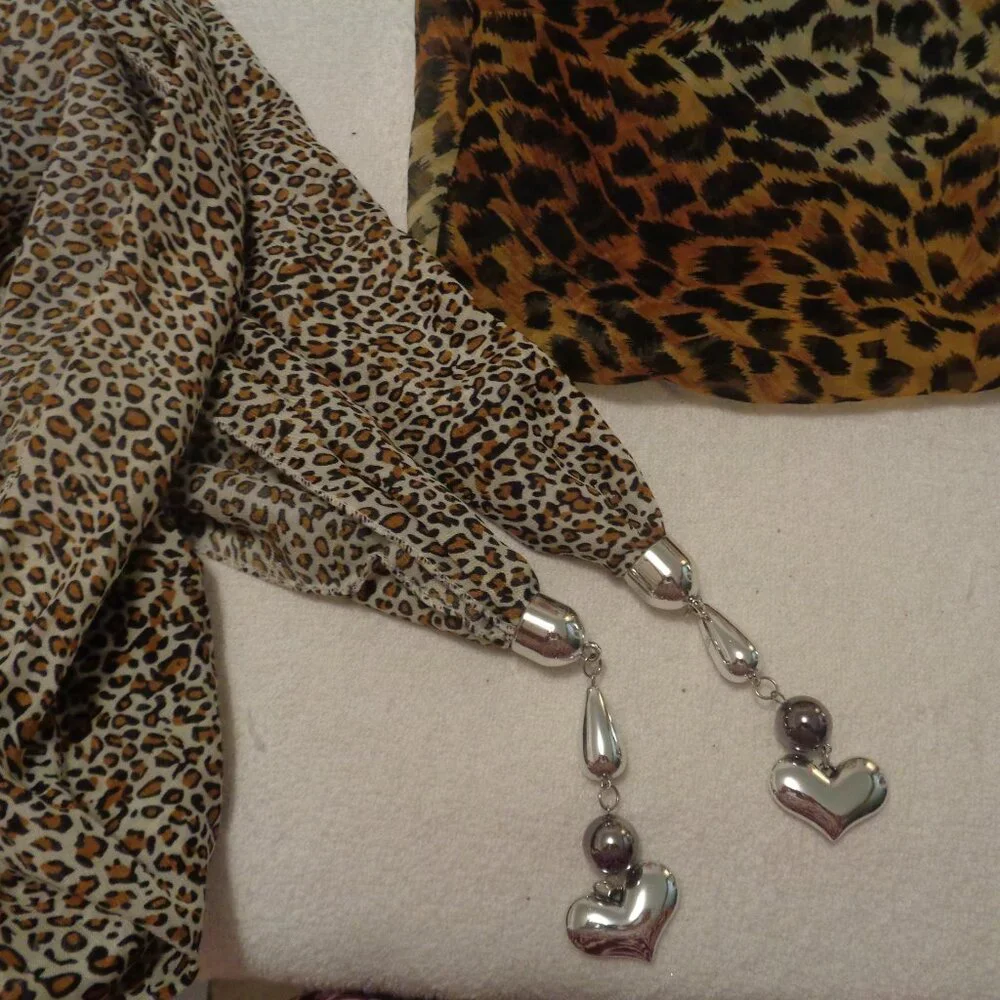 ROLLED ANIMAL SPOTS SCARF W METAL HEARTS CHARMS SM CHIFFON ANIMAL SCARF LOT